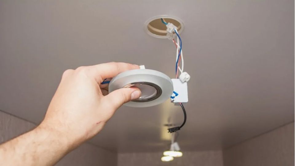 Установка точечных светильников