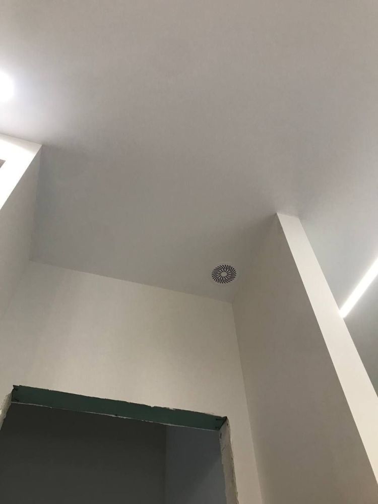 Натяжные потолки с подсветкой: варианты освещения и практичные решения